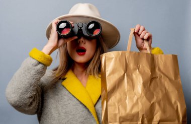 alışveriş çantası ve dürbün ile ceket kadın