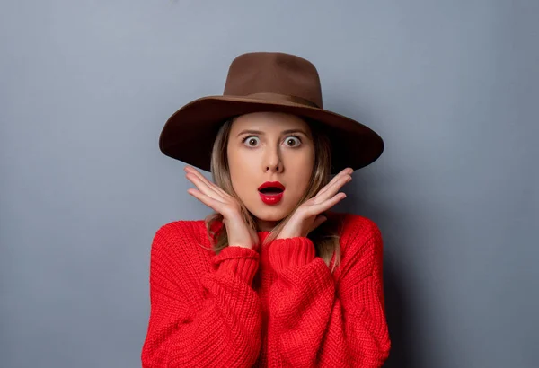 Jeune femme en pull rouge et chapeau — Photo