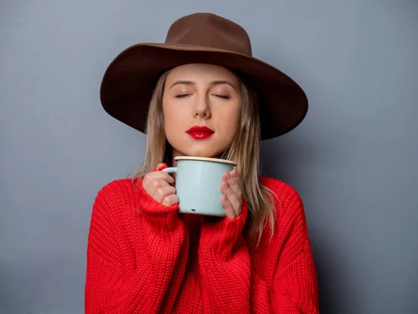 赤いセーターと帽子の女性とコーヒー — ストック写真