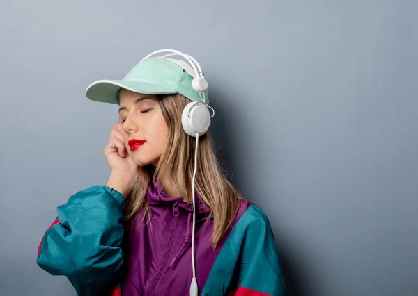 Styl Kobieta w latach 90-tych ubrań ze słuchawkami — Zdjęcie stockowe