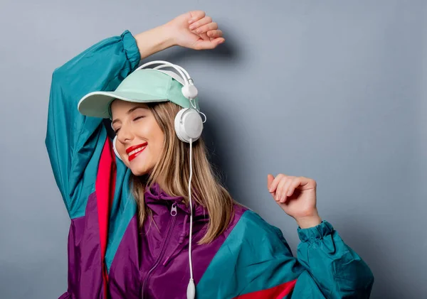 Stijl vrouw in 90s kledingstijl met koptelefoon — Stockfoto