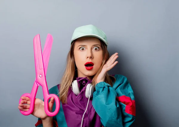 Mujer en 90 años estilo de ropa con grandes tijeras —  Fotos de Stock