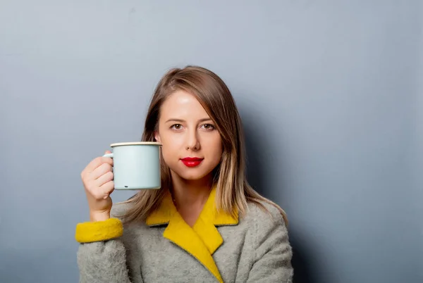 Mulher de estilo no casaco com xícara de café — Fotografia de Stock