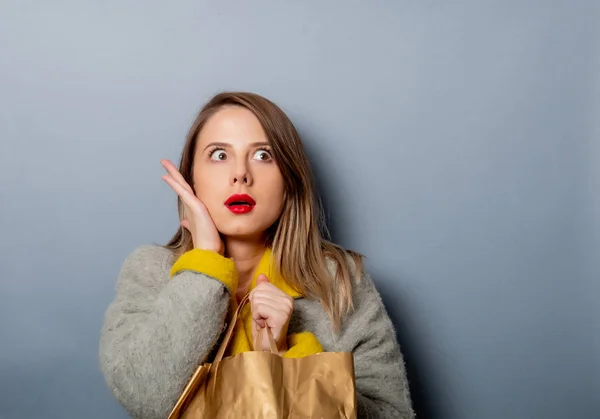 Stil kvinna i kappa med Shoppingbag — Stockfoto