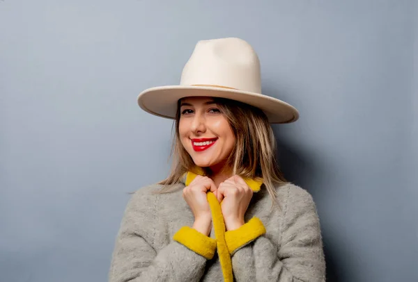 Стиль жінка в пальто і капелюсі — стокове фото