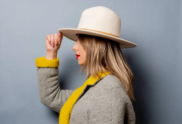Mujer de estilo en abrigo y sombrero — Foto de Stock