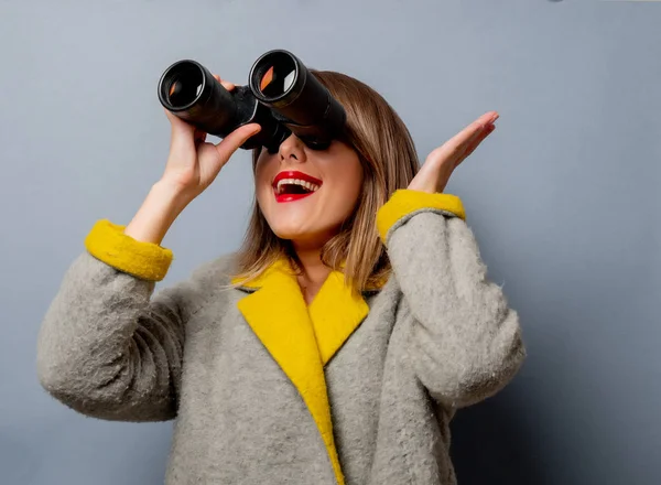 Mujer de estilo en abrigo con binoculares — Foto de Stock