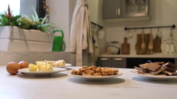 Kadın Mutfakta Çikolatalı Pasta Pişiriyor — Stok video