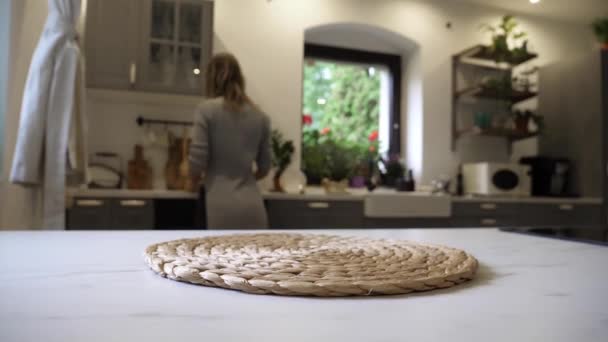 Mujer Cocinando Pastel Chocolate Cocina — Vídeo de stock