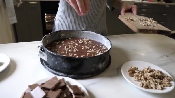 Женщина Готовит Шоколадный Торт Кухне — стоковое видео