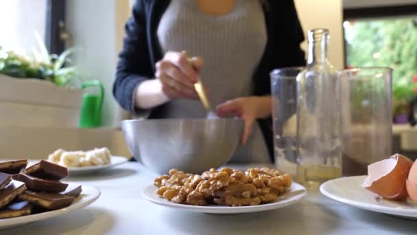 Mujer Cocinando Pastel Chocolate Cocina — Vídeos de Stock