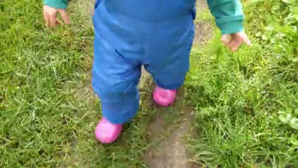 Kleine Jungen Overalls Spielen Garten — Stockvideo