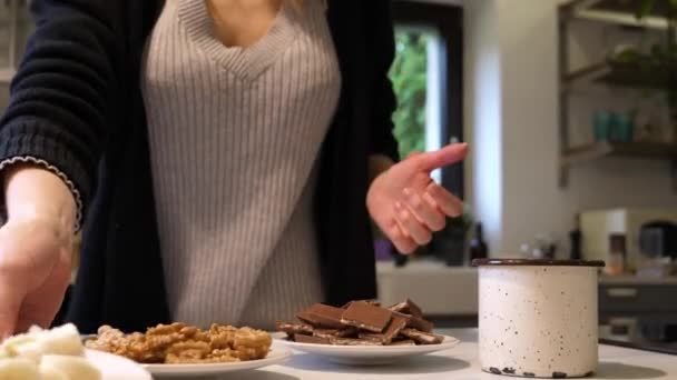 Женщина Готовит Шоколадный Торт Кухне — стоковое видео