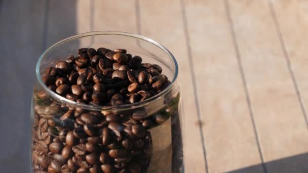 Kaffeebohnen Auf Holztisch — Stockvideo