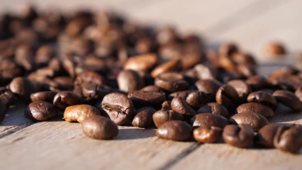 木桌上的咖啡豆 — 图库视频影像
