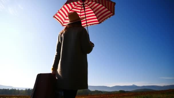 Mujer Abrigo Con Maleta Paraguas Sobre Fondo Montaña — Vídeos de Stock