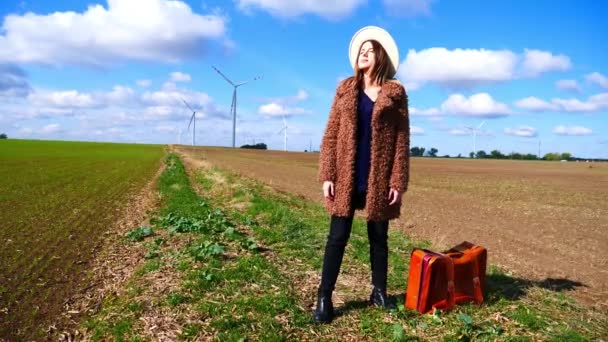 Vrouw Jas Met Koffer Het Veld Met Windturbines — Stockvideo