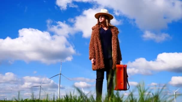 Mulher Casaco Com Mala Campo Com Turbinas Eólicas — Vídeo de Stock
