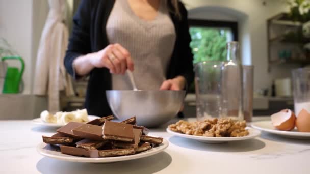 Mulher Cozinhar Bolo Chocolate Cozinha — Vídeo de Stock