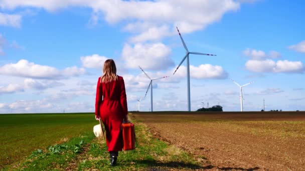 Mujer Abrigo Rojo Con Maleta Campo Con Turbinas Eólicas — Vídeos de Stock