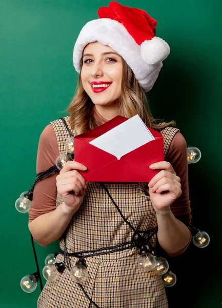 Mujer en sombrero de Navidad y correo en sobre —  Fotos de Stock