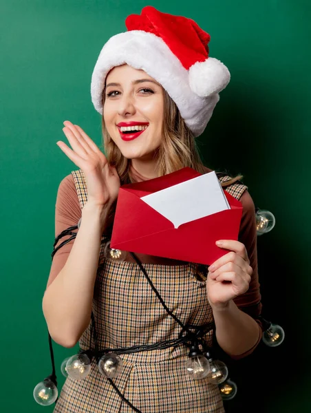 Mujer en sombrero de Navidad y correo en sobre —  Fotos de Stock