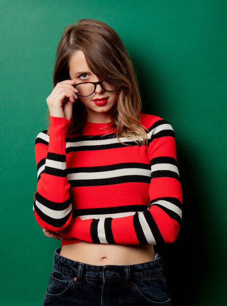 Женщина в полосатом свитере и очках
