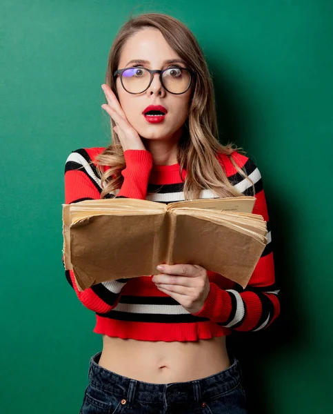Mulher em camisola listrada e óculos com livro — Fotografia de Stock