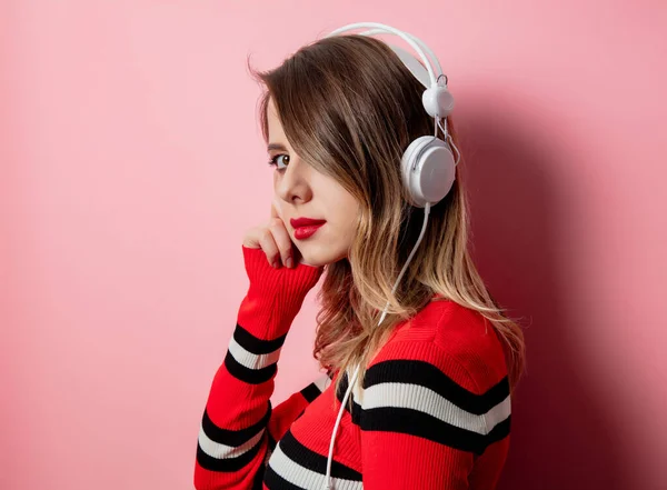 Mujer de estilo en suéter a rayas con auriculares — Foto de Stock