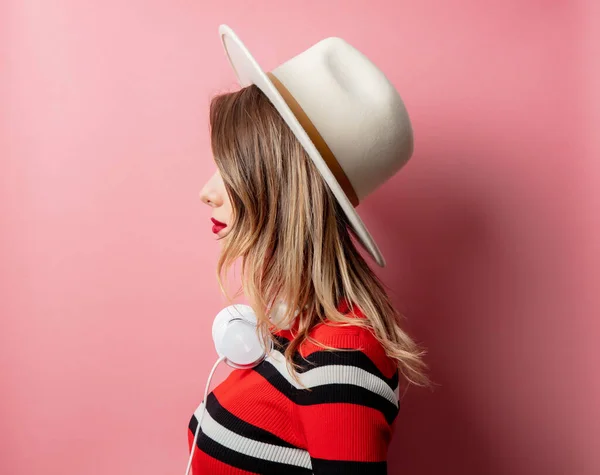 Mulher estilo em camisola listrada com fones de ouvido — Fotografia de Stock