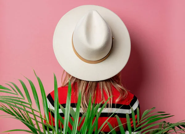 Estilo mulher em camisola listrada e chapéu no fundo rosa — Fotografia de Stock