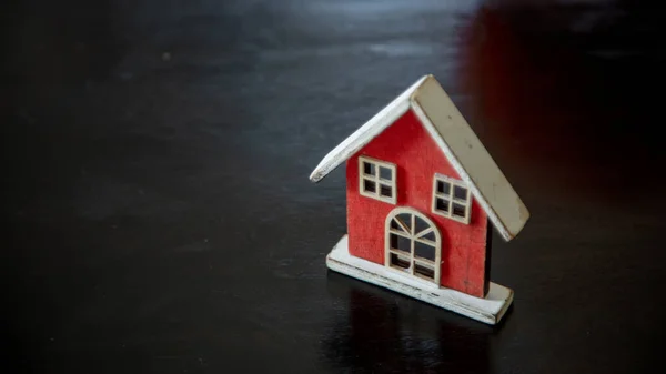 Ročník hračka dům na černém dřevěném stole — Stock fotografie