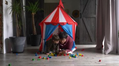 Baba ve oğul küçük bir çocuk evinde çizgi film izliyorlar.