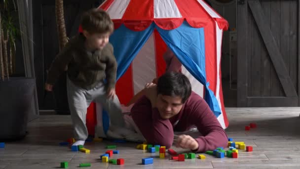 Vader Zoon Spelen Blokken Zitten Een Klein Kinderhuis — Stockvideo