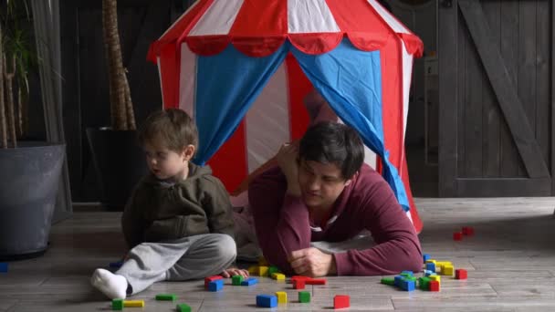 Батько Син Граються Блоках Сидять Маленькому Дитячому Будинку — стокове відео