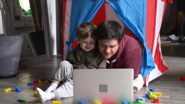 Padre Hijo Usando Computadora Portátil Sentados Casa Niño Pequeño — Vídeo de stock