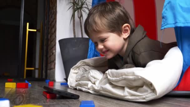 Pequeño Niño Casa Viendo Dibujos Animados Teléfono Móvil Casa — Vídeo de stock