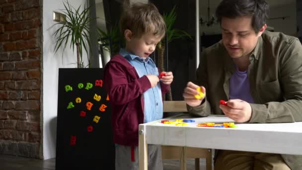 Père Essaie Enseigner Fils Avec Abc Enseignement Domicile — Video