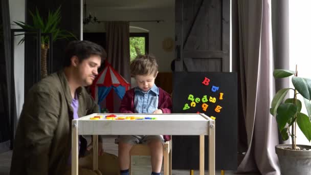 Apa Megpróbál Tanítani Egy Fiút Abc Nél Otthoni Oktatás — Stock videók