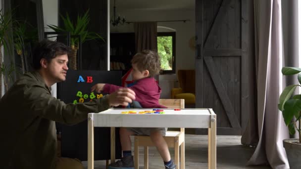 Baba Abc Bir Oğluna Ders Vermeye Çalışıyor Evde Eğitim — Stok video