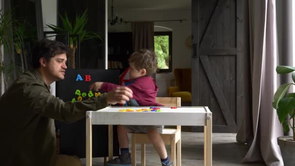 Pai Tenta Ensinar Filho Com Abc Educação Casa — Vídeo de Stock