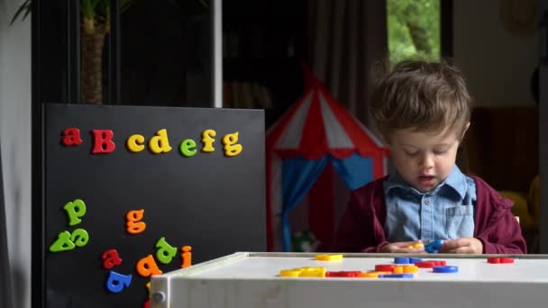 Pai Tenta Ensinar Filho Com Abc Educação Casa — Vídeo de Stock