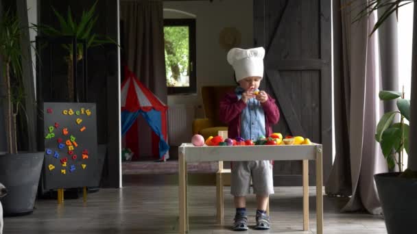 Menino Criança Chapéu Chif Brincar Com Vegetais Plástico Interior — Vídeo de Stock