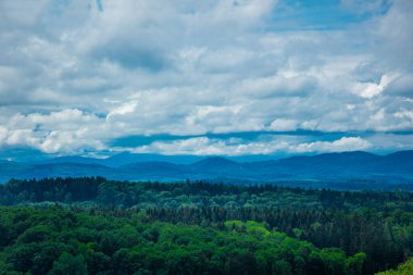 Yaz mevsiminde Aşağı Silezya 'daki Beskides dağlarına bak 