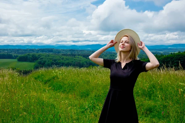 Femme Blonde Robe Noire Chapeau Blanc Pré Avec Des Montagnes — Photo