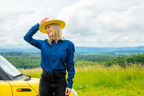 Blonde Cowgirl Hat Car Meadow Mountains Background — Stock Photo, Image