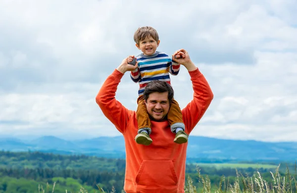 Padre Con Hijo Caminando Aire Libre Con Montañas Fondo — Foto de Stock