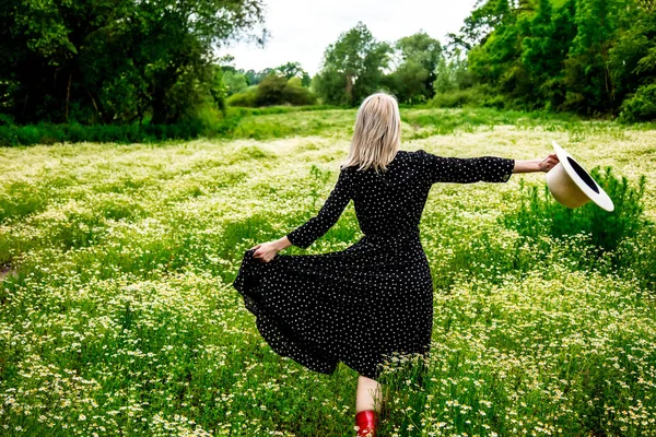 Blondynka Kobieta Czarnej Sukience Wsi Rumianek Kwiaty Pole — Zdjęcie stockowe