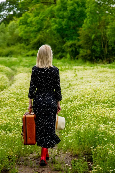 Blonde Girl Suitcase Hat Chamomiles Flowers Field Summer Time — Stock Photo, Image