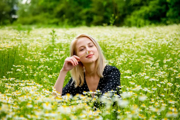 Blond Vrouw Zwarte Jurk Zit Het Platteland Kamille Bloemen Veld — Stockfoto